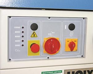 Panneau de contrôle avec bouton d'arrêt d'urgence et affichage lumineux de la vitesse de rotation de l'arbre